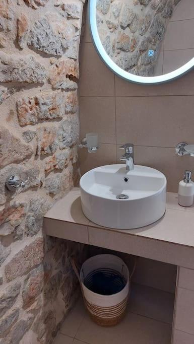 200 Year Old 'Kamara Suite' With Private Garden Pírgos Dhiroú Extérieur photo